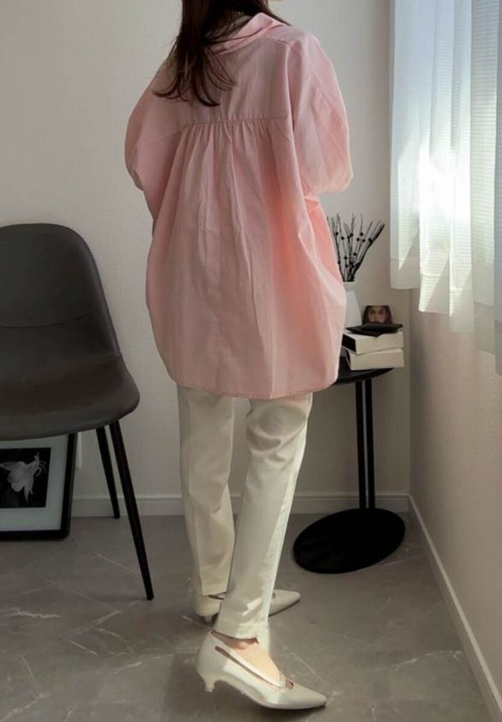 coca シャツ ピンク 抜き襟サマ見えコーデ 背面 ギャザーディテール