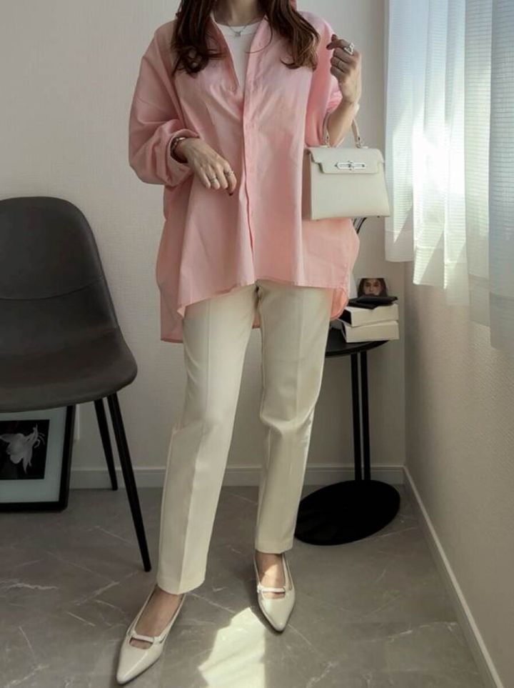 coca シャツ ピンク 抜き襟サマ見えコーデ 正面 白バッグ