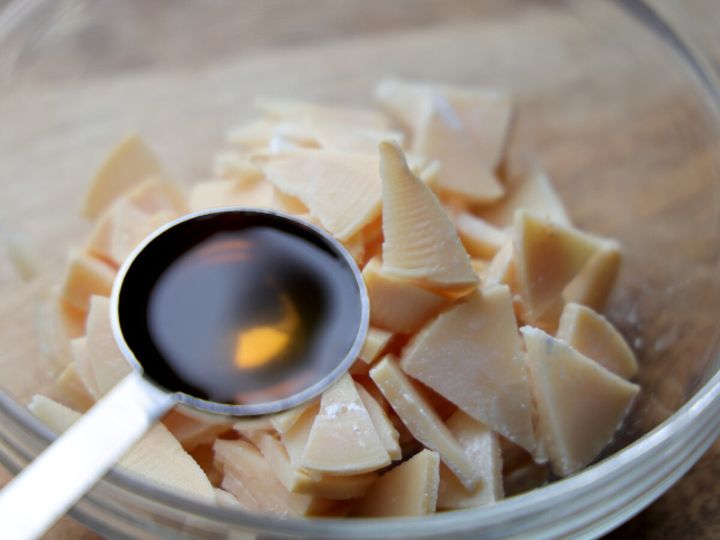 ボウルのたけのこに計量スプーンで白だしを加える工程