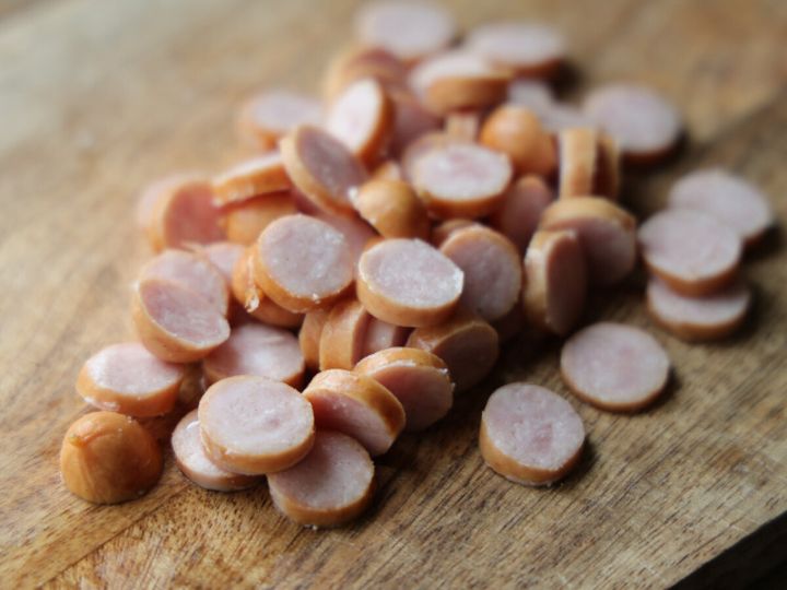 まな板の上に並べた輪切りのソーセージ