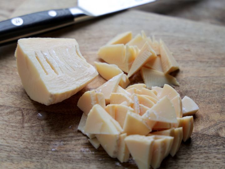 まな板の上で串切りといちょう切りにした茹でたけのこ