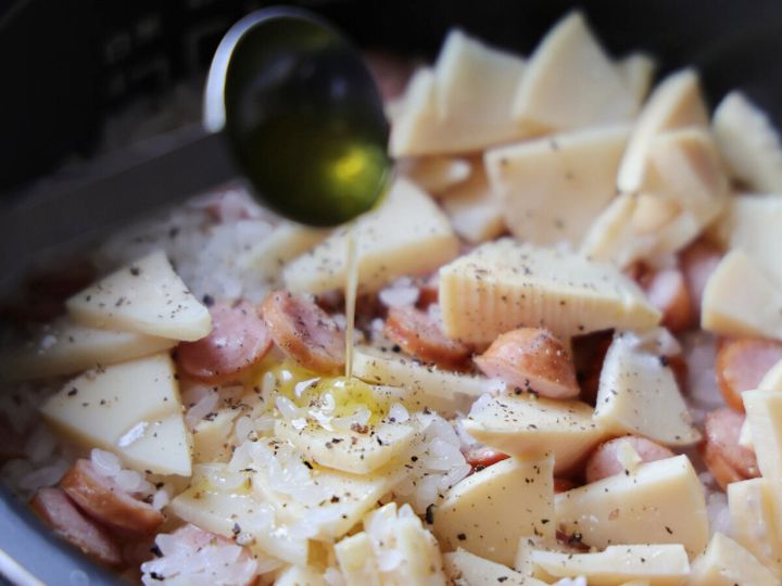 炊き上がったピラフにオリーブオイルを回しかける工程