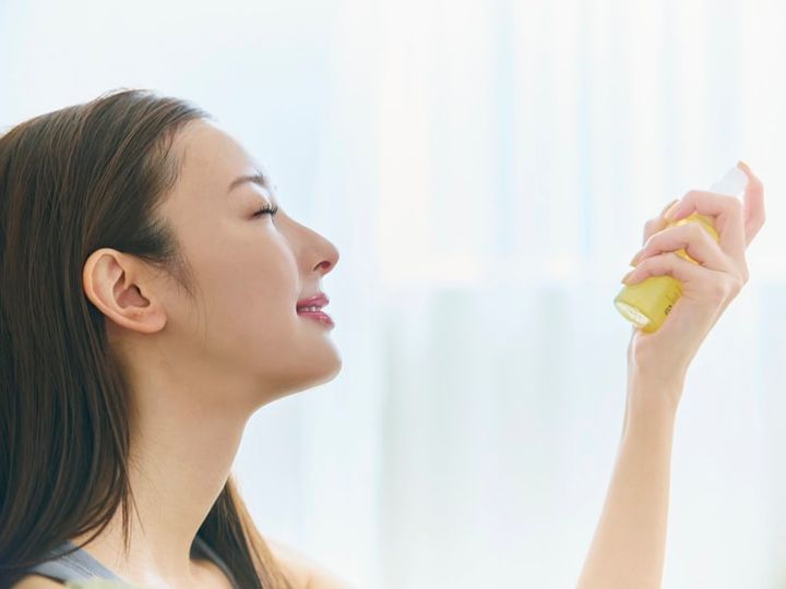 Q. 日中、肌が乾燥して仕方ない！ A. 美容液ミストで潤いをチャージ！