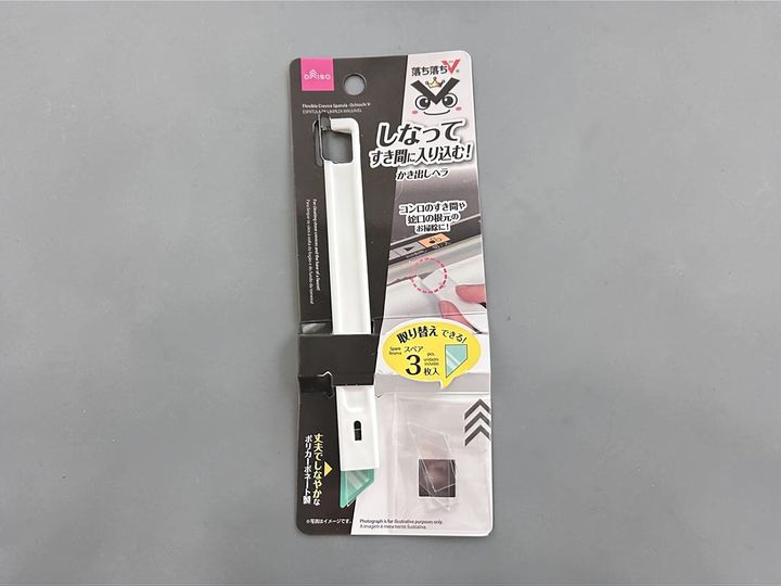 さまざまな便利アイテムがあるダイソー。中でも「落ち落ちV」シリーズのものは掃除で大活躍してくれます。今回はその中から「しなるすき間ヘラ」をご紹介。実際に使ってみたら驚きの結果となりました。