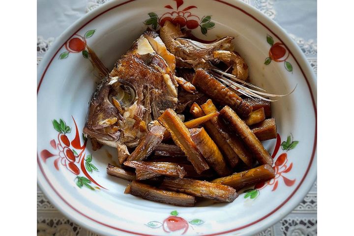 鯛の「アラ」を、酒、砂糖、みりん、しょうゆで甘辛く味付けする「アラ炊き」。骨や皮から栄養とうまみが溶け出す極上の一品です。