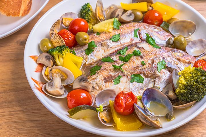 「鯛のアクアパッツア」は骨付きの部位を使うと骨から出るだしが深いうまみを醸成してくれます。