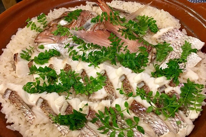 「鯛めし」は切り身と一緒にアラも炊きみ、アラだけ取り出せば、うまみアップ＋骨の処理が楽です。