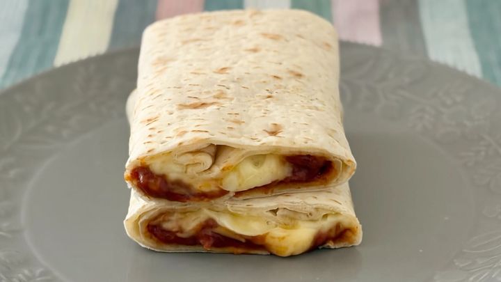 とろけるチーズと濃厚トマトが贅沢！【セブン】のブリトーを食べてみた