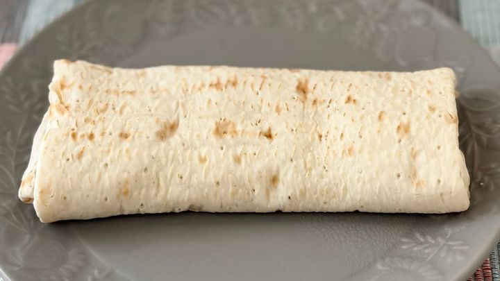 とろけるチーズと濃厚トマトが贅沢！【セブン】のブリトーを食べてみた