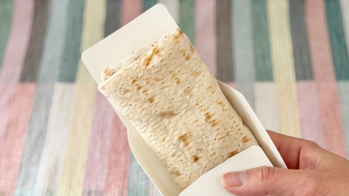 とろけるチーズと濃厚トマトが贅沢！【セブン】のブリトーを食べてみた