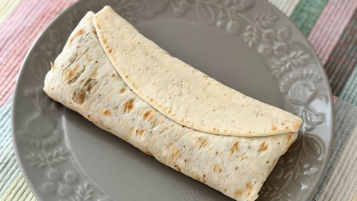 とろけるチーズと濃厚トマトが贅沢！【セブン】のブリトーを食べてみた