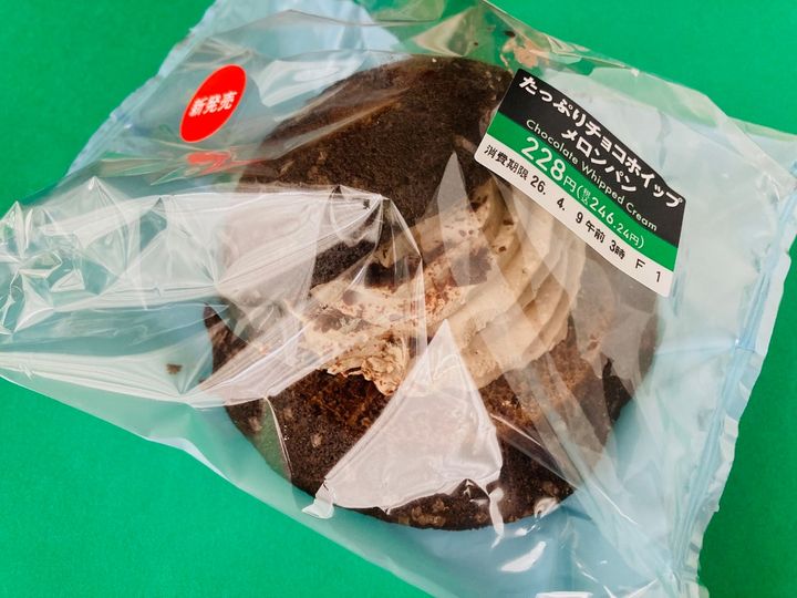 「チョコづくし！！」「美味しすぎた！！」【セブン】「たっぷりチョコホイップメロンパン」