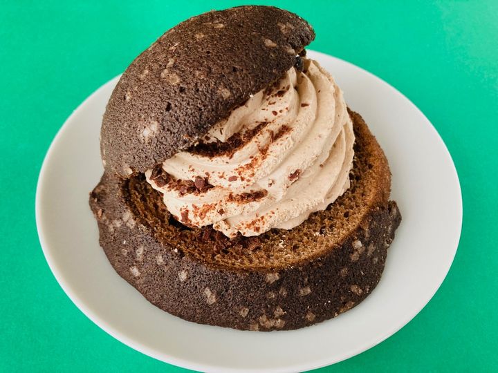 「チョコづくし！！」「美味しすぎた！！」【セブン】「たっぷりチョコホイップメロンパン」