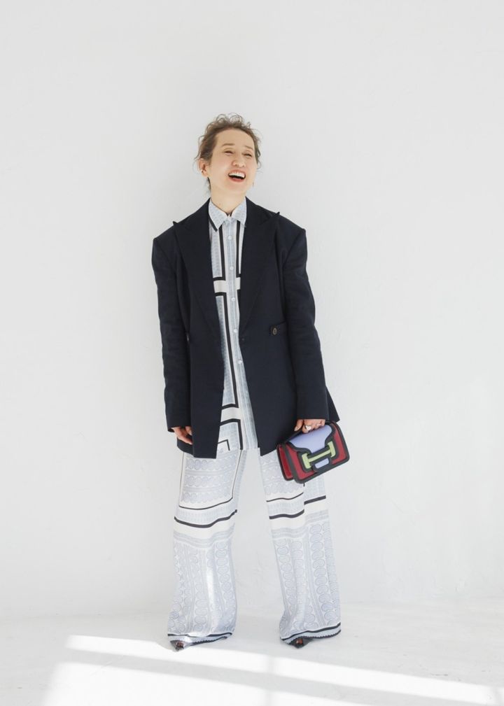 シャツ¥176,000、パンツ¥139,700、ジャケット¥198,000／すべてコート（メゾン・ディセット）、ピアス¥95,900、イヤカフ（右耳）¥27,100、リング（左手人さし指）¥84,700、リング（左手薬指指先側から）¥169,500、¥45,900／すべてトムウッド（トムウッド 青山店）、バッグ¥157,300／ピエール アルディ（ピエール アルディ 東京）、シューズ¥139,700／セルジオロッシ（セルジオ ロッシ ジャパン カスタマーサービス）