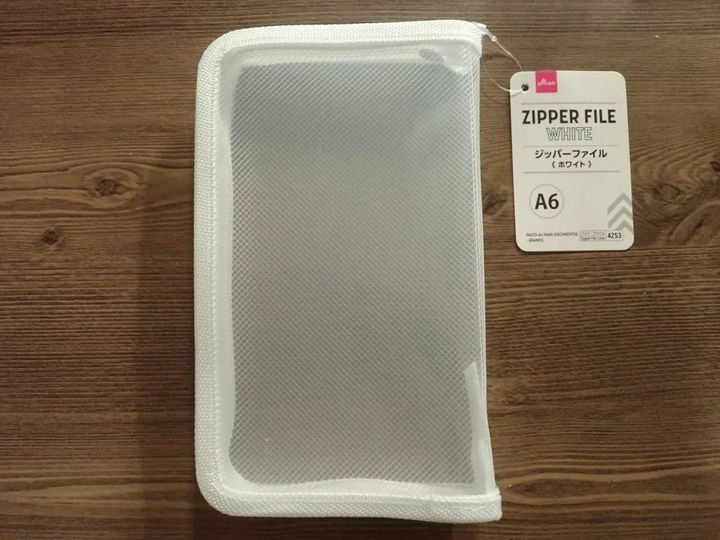 DAISO(ダイソー)：A6ジッパーファイル(ホワイト)
