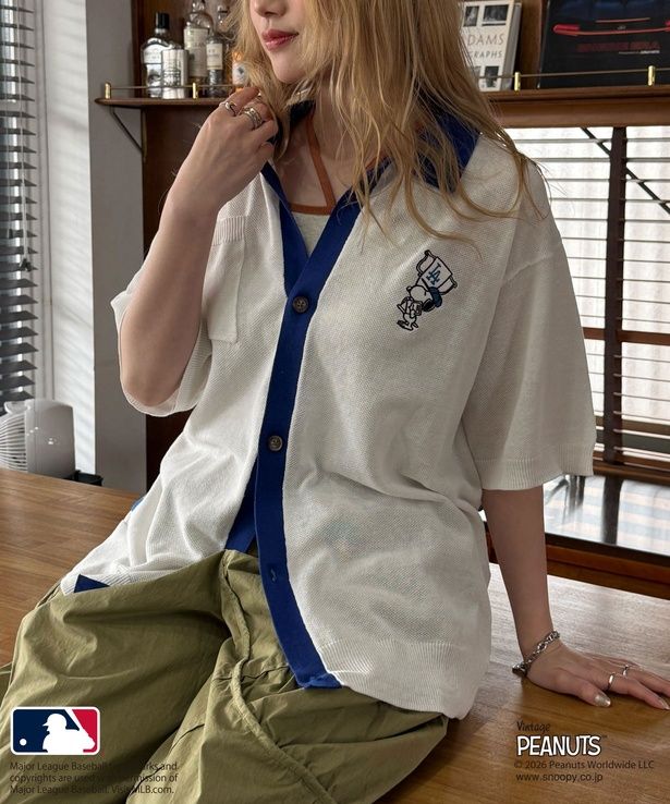 「MLB×PEANUTSコラボ バイカラーシアーニットシャツ(ロサンゼルス・ドジャース)」(9350円)