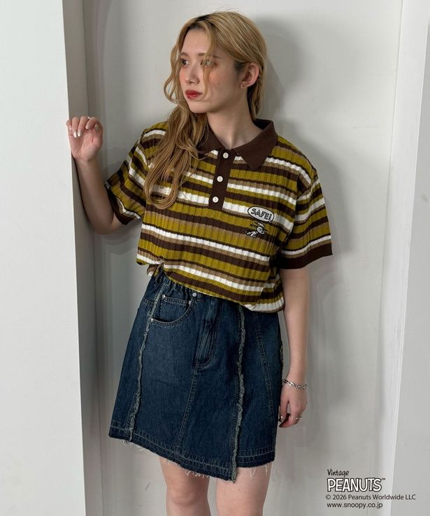 「PEANUTSコラボ マルチボーダーポロ衿ニット(ブラウン×グリーン系)」(9350円)