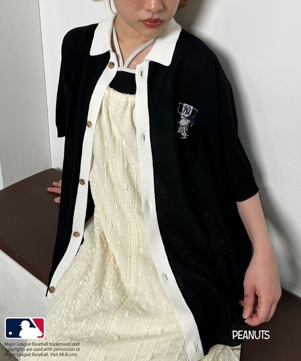 「MLB×PEANUTSコラボ バイカラーシアーニットシャツ(ニューヨーク・ヤンキース)」(9350円)