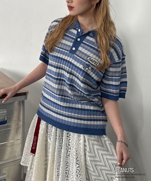「PEANUTSコラボ マルチボーダーポロ衿ニット(ブルー系)」(9350円)