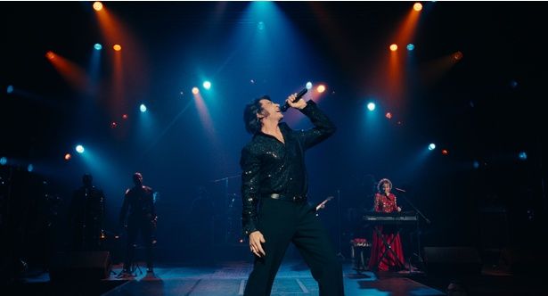 ヒュー・ジャックマン演じるマイクが熱唱 [c]2025 Focus Features LLC. All rights reserved.