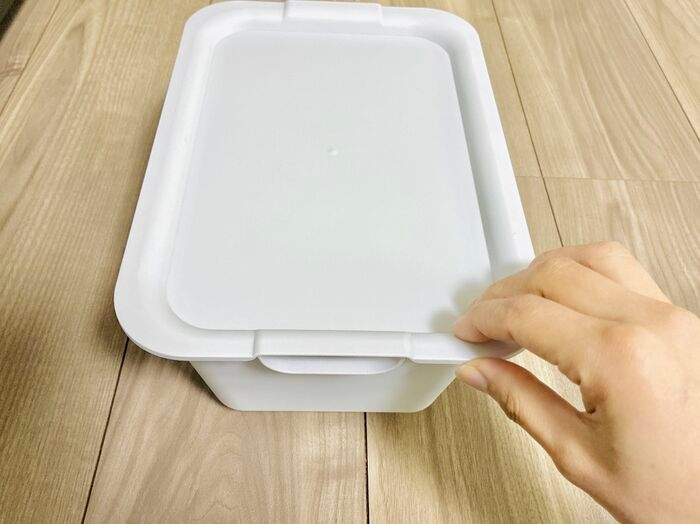 【セリア】小さくても“力持ちで働き者”コレな～んだ？貼り付けるだけで100均の収納ボックスが進化！