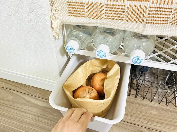 【セリア】小さくても“力持ちで働き者”コレな～んだ？貼り付けるだけで100均の収納ボックスが進化！