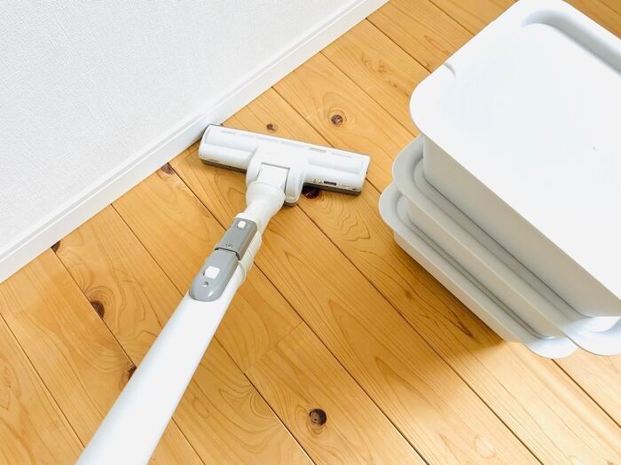 【セリア】小さくても“力持ちで働き者”コレな～んだ？貼り付けるだけで100均の収納ボックスが進化！