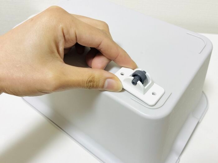 【セリア】小さくても“力持ちで働き者”コレな～んだ？貼り付けるだけで100均の収納ボックスが進化！