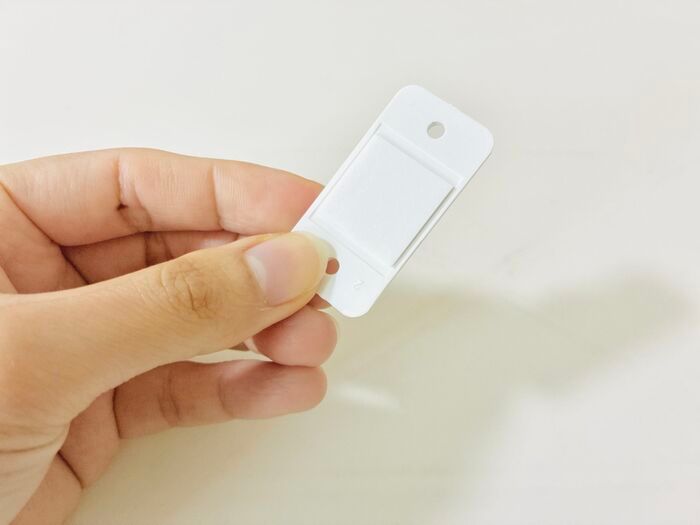 【セリア】小さくても“力持ちで働き者”コレな～んだ？貼り付けるだけで100均の収納ボックスが進化！