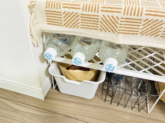 【セリア】小さくても“力持ちで働き者”コレな～んだ？貼り付けるだけで100均の収納ボックスが進化！