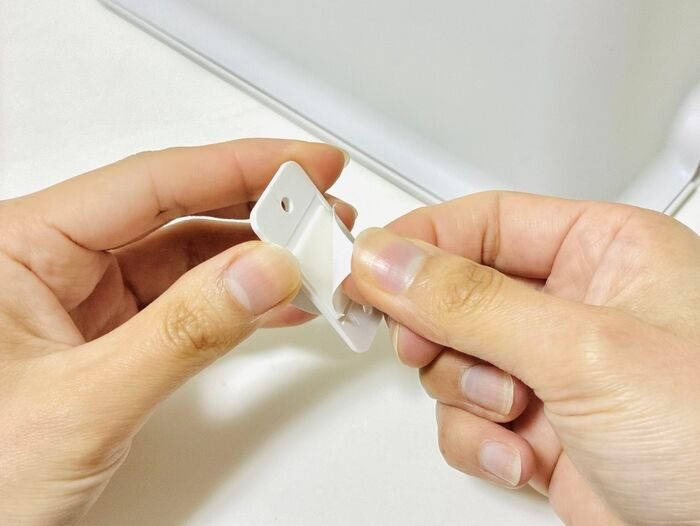 【セリア】小さくても“力持ちで働き者”コレな～んだ？貼り付けるだけで100均の収納ボックスが進化！