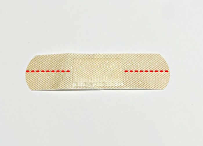 絆創膏に切れ込みを入れるだけで…？→ピタッとくっついてもう剥がれません♪【便利ワザ】