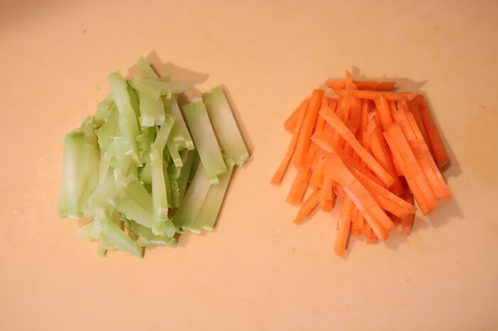 ブロッコリーの皮を一瞬でむく方法！まさかの「するん」とむけました♪思わず試したくなる…