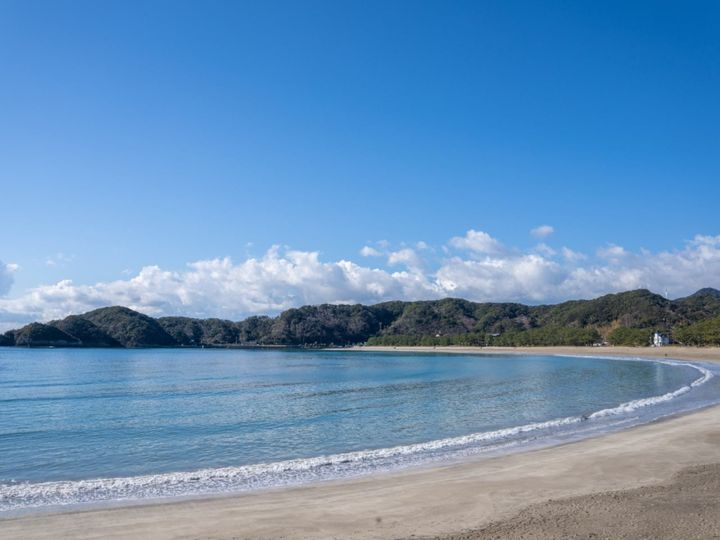 静岡県伊豆半島の最南端にある「弓ヶ浜温泉」は、弓ヶ浜海岸沿いに広がる温泉地です。美しい海の絶景を眺め、波音を聞きながら静かな時間を過ごせる南伊豆屈指のリゾート地。温泉では塩分を豊富に含んだ「塩化物泉」で体の芯から温まれます。