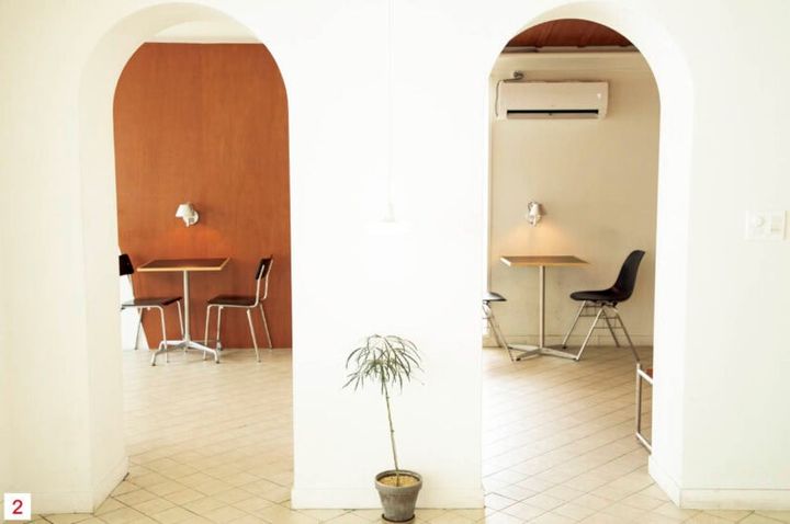 2～4.閑静な住宅街・延禧洞に位置し、自然光が気持ちよくゆったりした雰囲気で音楽とコーヒーに向き合える。「どこに座るかでインテリアが違うから、見え方も変わって楽しい」。