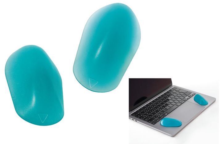 2個で1セット。手首を置く場所に設置して手を添えるだけ。