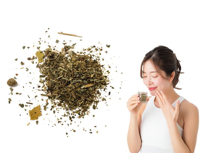 岩塩と日本の草木の組み合わせ。オリーブオイルと混ぜ、ドレッシングにしてもいい。