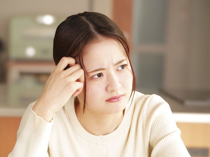 【脳科学者が解説】「もっと幸せになりたい」と強く願うほど、かえって不幸を感じやすくなる……。心理学で「幸福のパラドックス」と呼ばれる現象です。日本人の幸福度ランキングは世界55位。幸福感を高めるヒントをご紹介します。（※画像：Shutterstock.com）