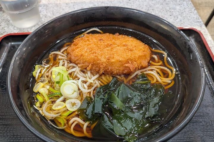 名代富士そばの「コロッケそば」は定番だけれど……？