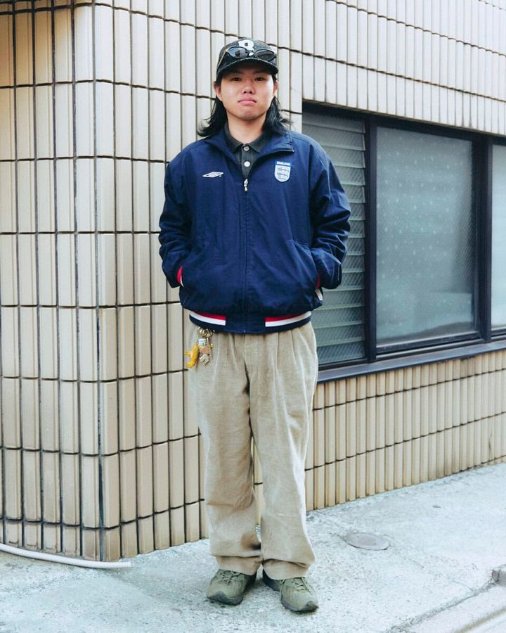 【スナップ】アーシーなパンツ＆スニーカーの色合わせに見る上級者感