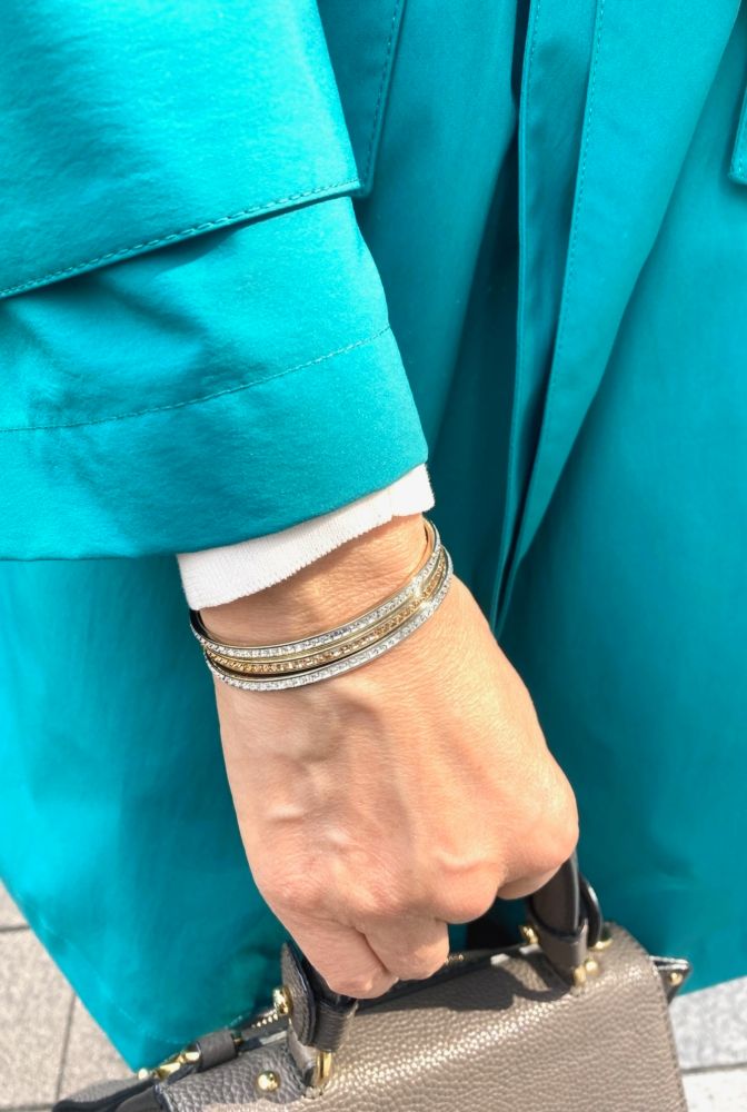 ハンドメイドのバングルをレイヤード