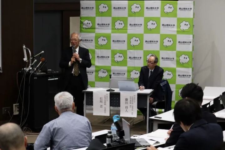 記者会見する石垣名誉館長(左)と藤田館長(右)