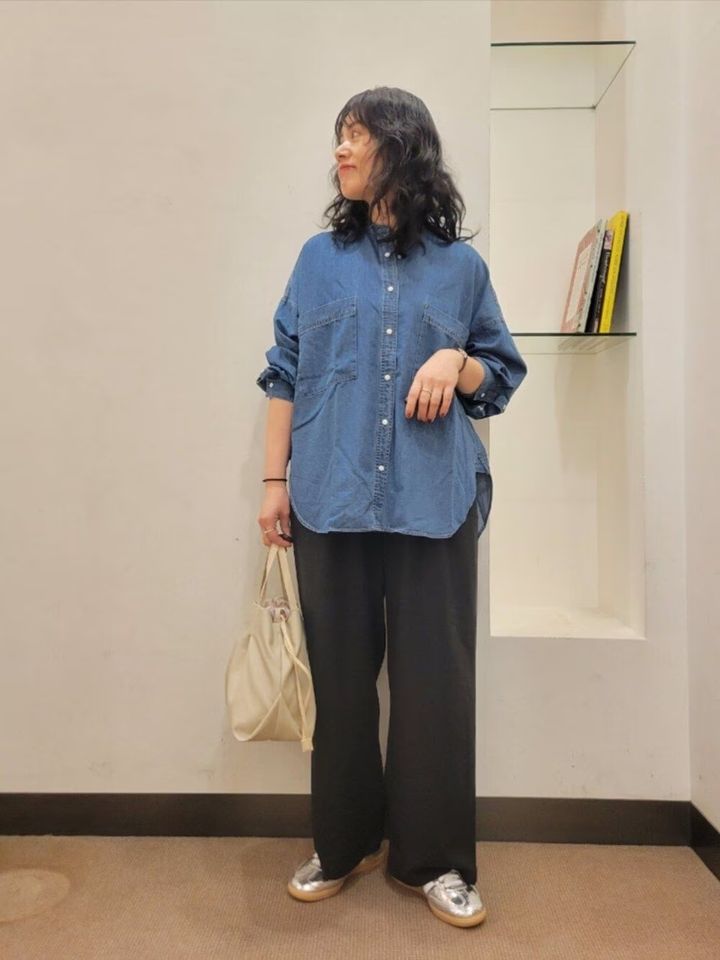 デニムシャツはバンドカラーがポイント