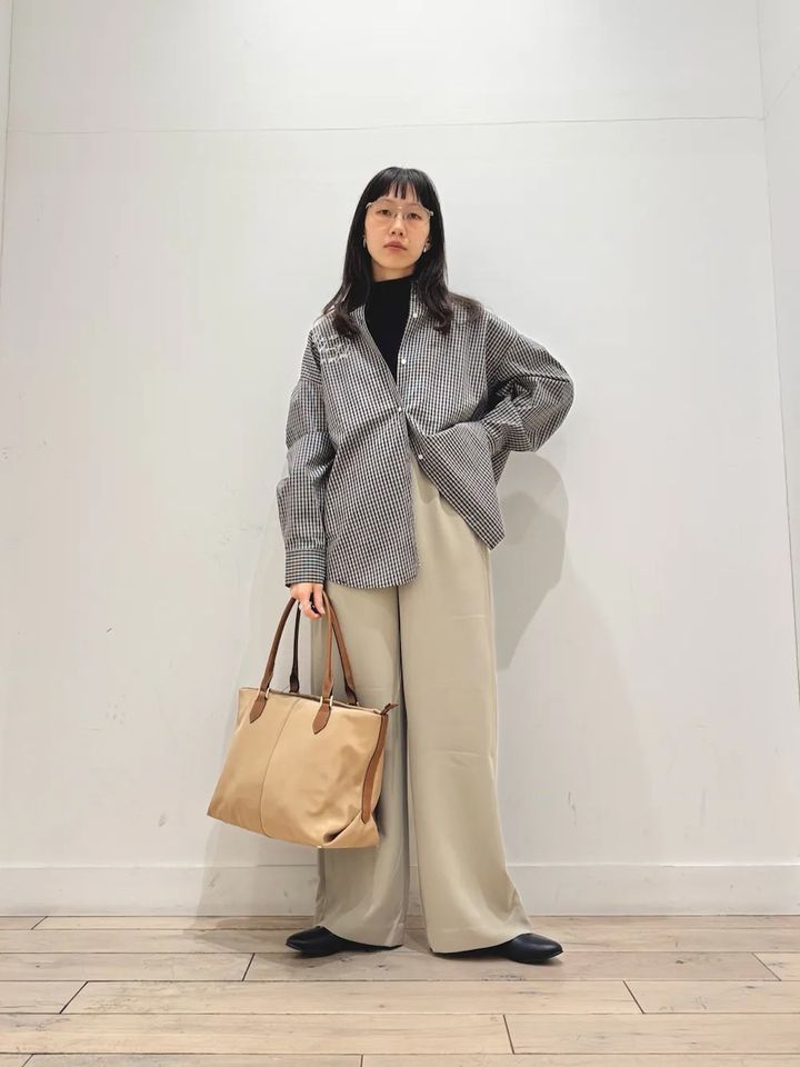 細かな黒チェック柄シャツを主役に