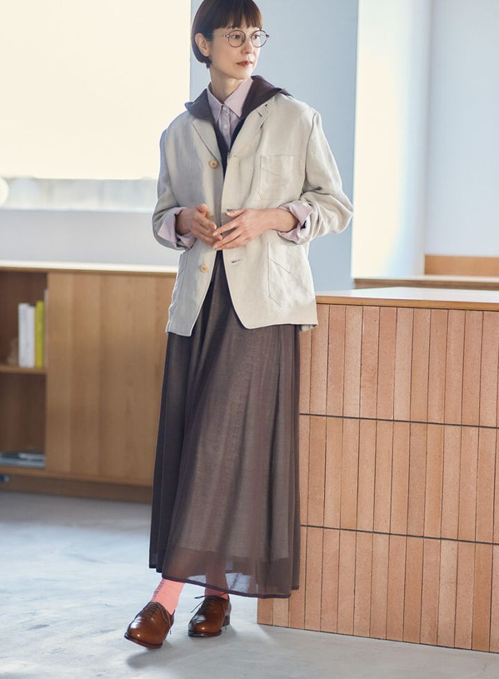 ジャケット¥74,800／ナイジェル・ケーボンウーマン（ アウターリミッツ）、メガネ¥19,800／ザ ベッドフォード ホテル（キングスター）、パーカ¥12,100、シャツ¥16,500／ともにノーク、スカート¥35,200／アンフィル、シューズ¥39,600／ジャランスリウァヤ（ジャランスリウァヤ 日本橋）