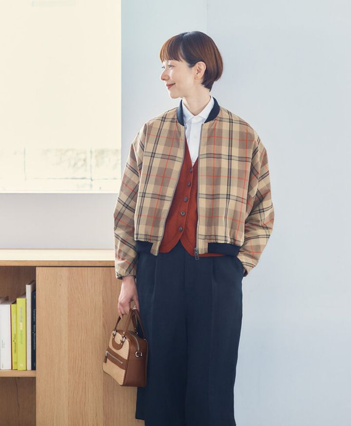 ブルゾン¥68,200／エンダレンス、ベスト¥17,000／クレプスキュール（オーバーリバー）、シャツ¥26,400／ティッカ、ハーフパンツ¥26,400／ロワズィール、バッグ¥91,300／ジャック・ル・コー（アッシュ・ペー・フランス）