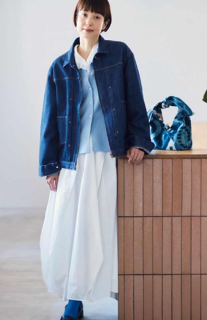 ジャケット¥44,000／オーセン ジャパン（ラフォエム)、カーディガン¥26,400／アデュー トリステス、ブラウス¥17,600／コンジェ ペイエ アデュー トリステス、スカート¥42,900／プレインピープル（プレインピープル青山）、バッグ¥31,900／キリムアーツ（フラッパーズ）、スリッポン¥69,300／ネブローニ