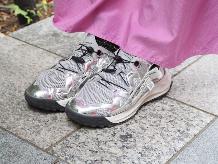 メタリックスニーカー