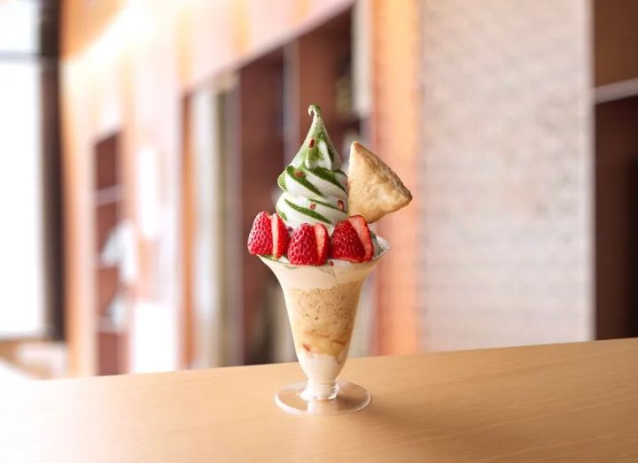 かふぇあま屋 NISEKO 春のニセコMt.yotei パフェ いちご アップルクランブル