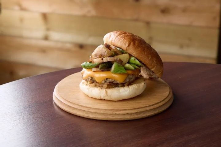 富良野ぷちぷちバーガー 富良野産アスパラガスと越冬じゃがいもと自家製ベーコンの和牛チーズバーガー